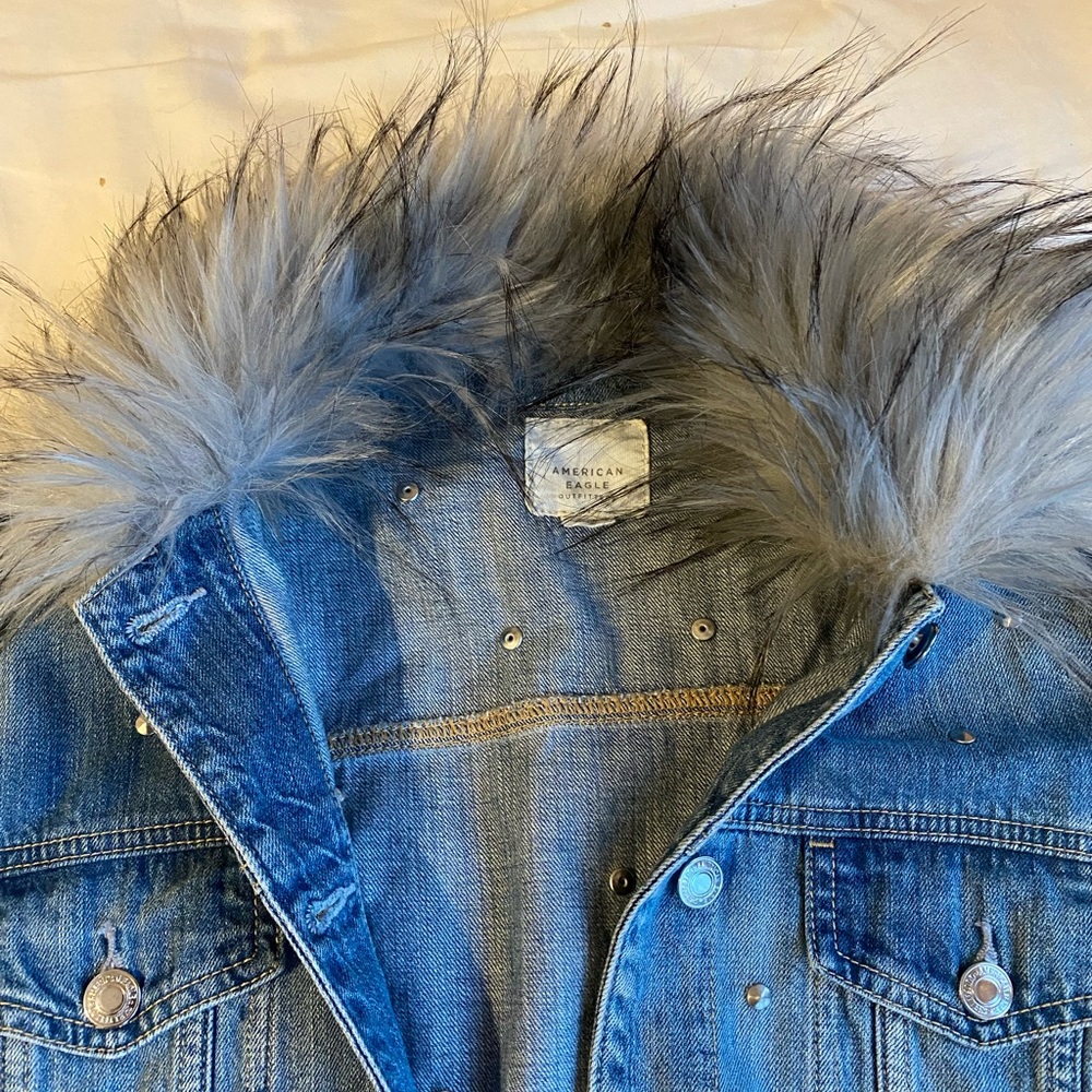 American Eagle Fur Collar Denim Studded Jean Jacket Denim Furry S AE Outfitters - Picture 2 of 6